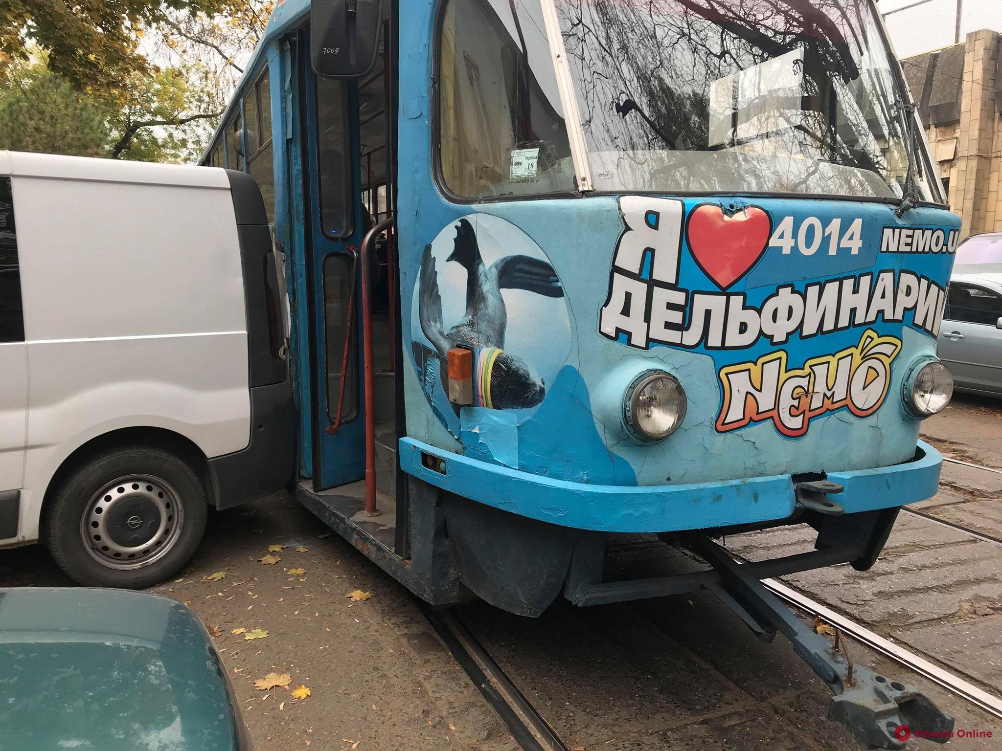 Из-за автохама заблокировано движение трамваев на Пантелеймоновской