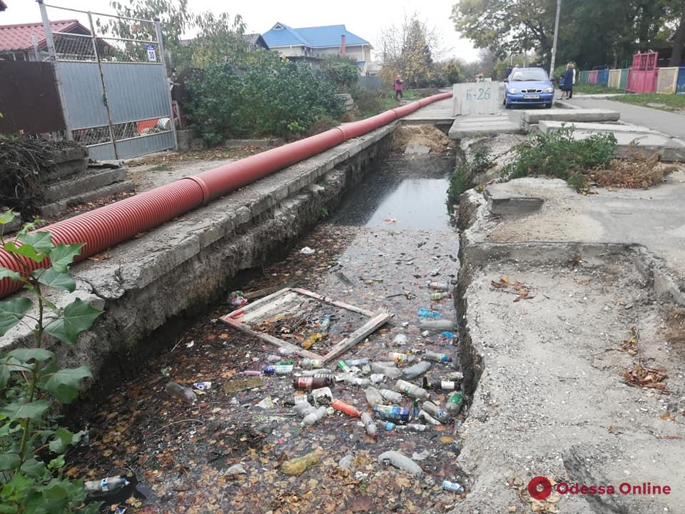 Прорыв канализации: возле детсада на Ленпоселке образовалось зловонное озеро