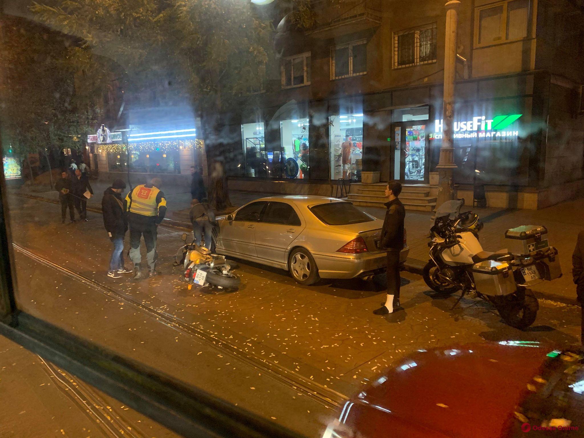 В центре Одессы столкнулись мотоцикл и легковушка