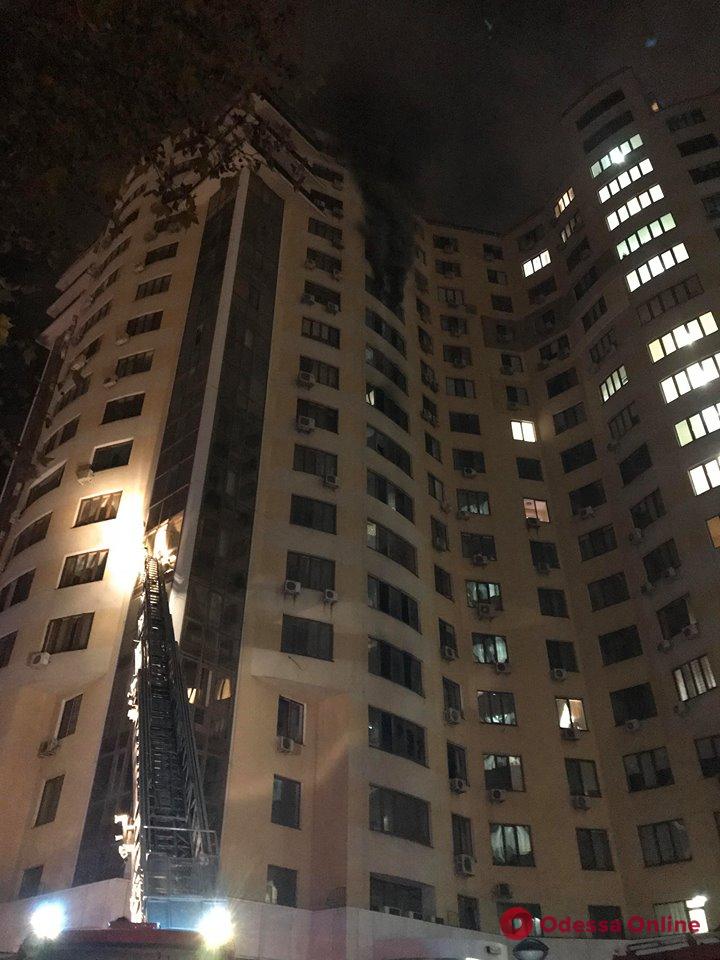 На проспекте Шевченко горит 17-этажка (фото, обновлено)