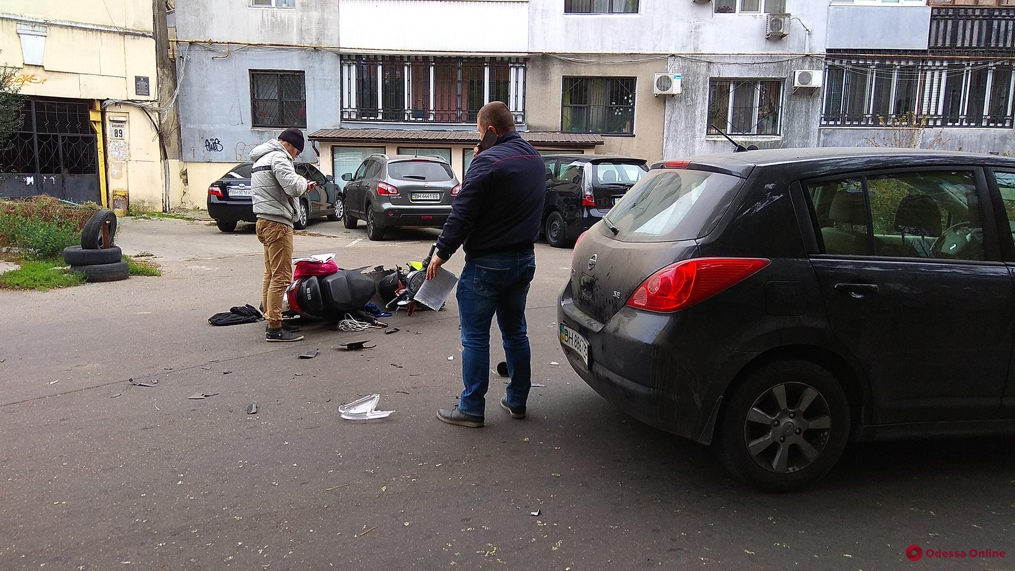 Нарушали оба: в Одессе столкнулись мопед и легковушка