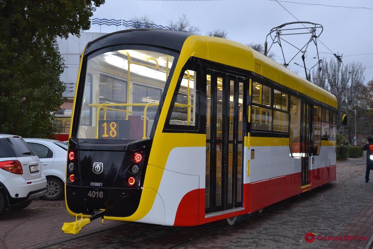 Новый трамвай «Одиссей» уже курсирует по городу в штатном режиме (фото)