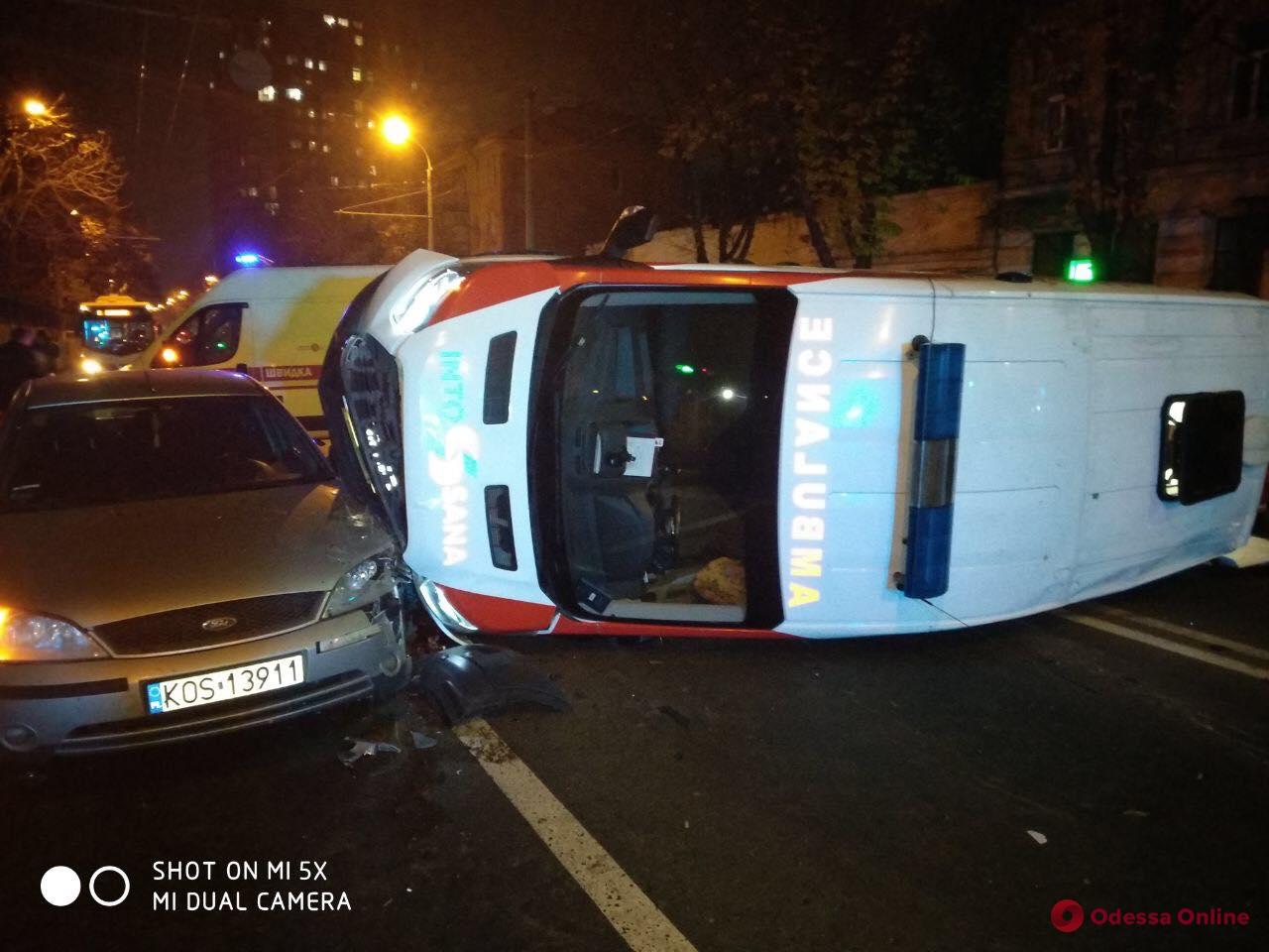 В Одессе перевернулся автомобиль скорой помощи: есть пострадавшие