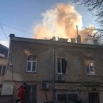 В центре Одессы горит жилой дом (фото, видео, обновляется)