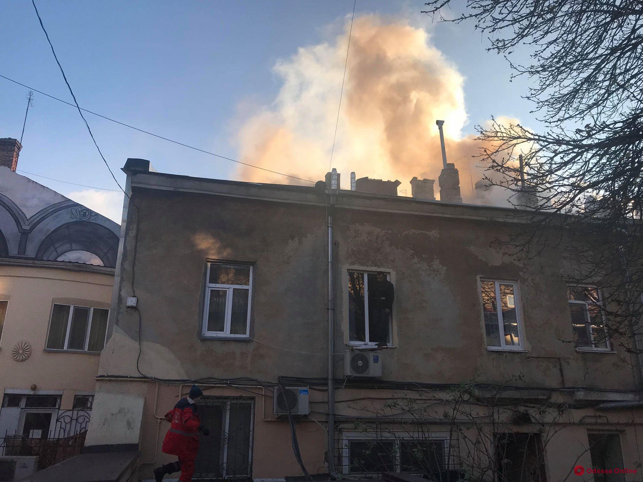 В центре Одессы горит жилой дом (фото, видео, обновляется)
