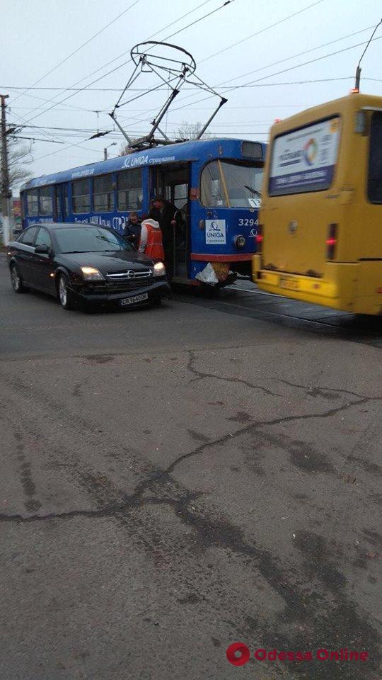 На Таирова «притерлись» трамвай и легковушка