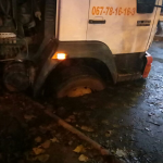 Вот это провал: в Одессе эвакуатор провалился под асфальт, когда приехал вызволять грузовик