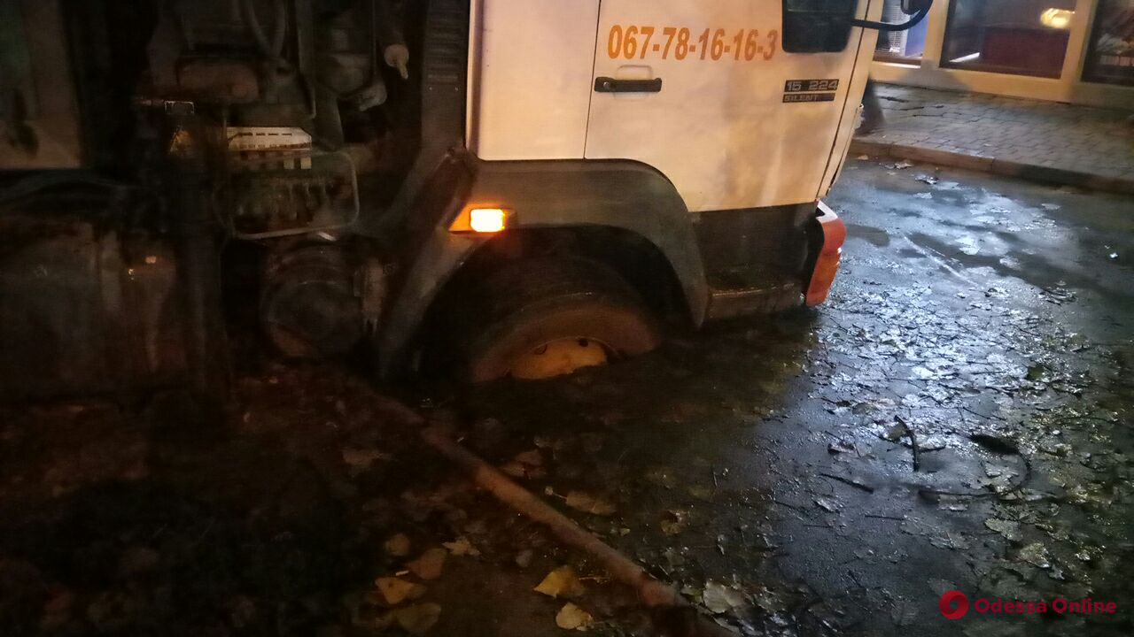 Вот это провал: в Одессе эвакуатор провалился под асфальт, когда приехал вызволять грузовик