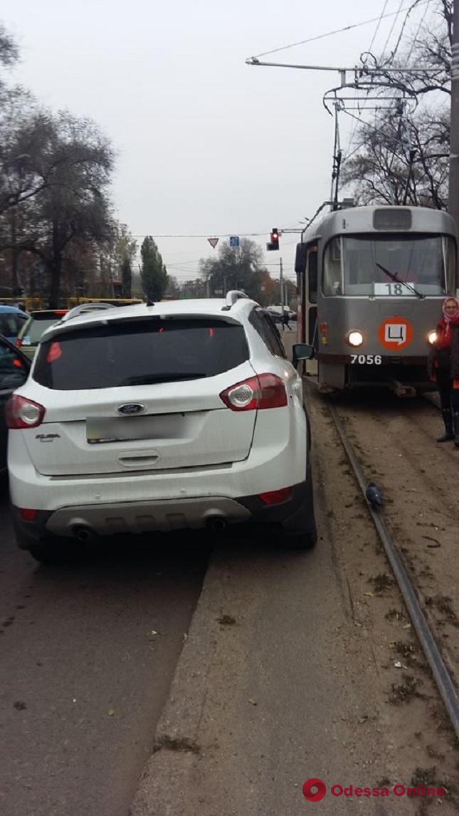 Одесса: на Фонтане автохам заблокировал движение трамваев (фото)