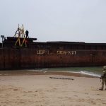 Оторвавшаяся от буксира баржа: контрабандным грузом занимаются правоохранители (видео)