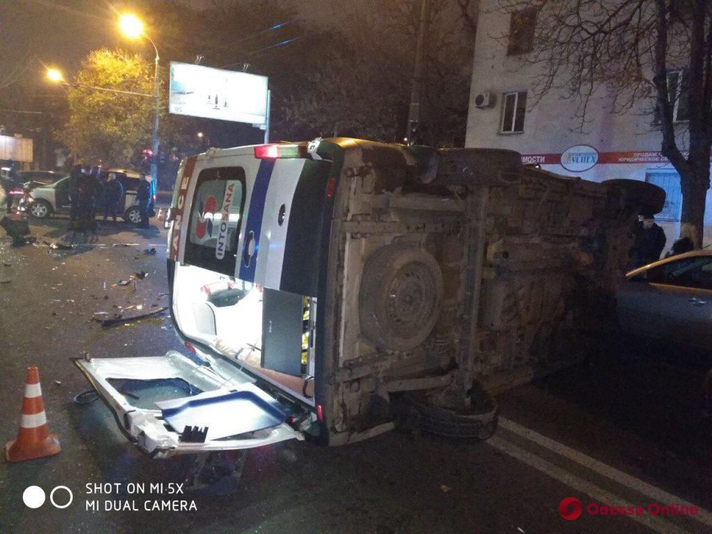 В Одессе перевернулся автомобиль скорой помощи: есть пострадавшие