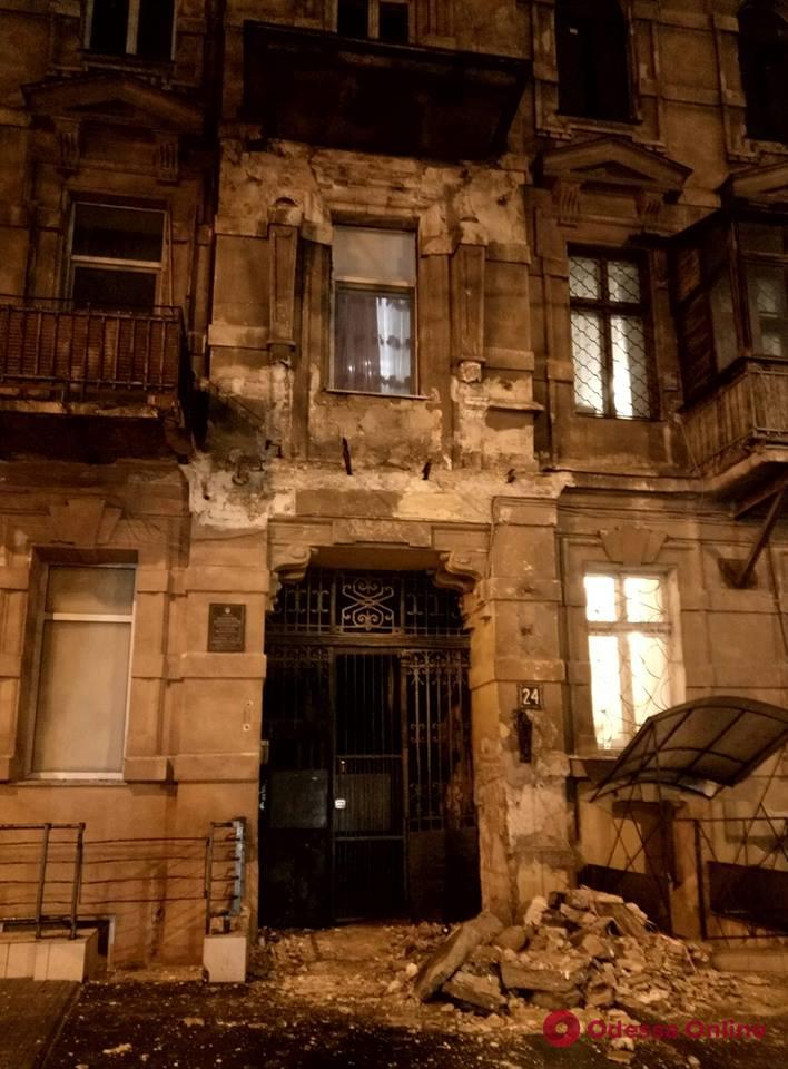 В центре Одессы обрушился балкон дома-памятника архитектуры (фото)