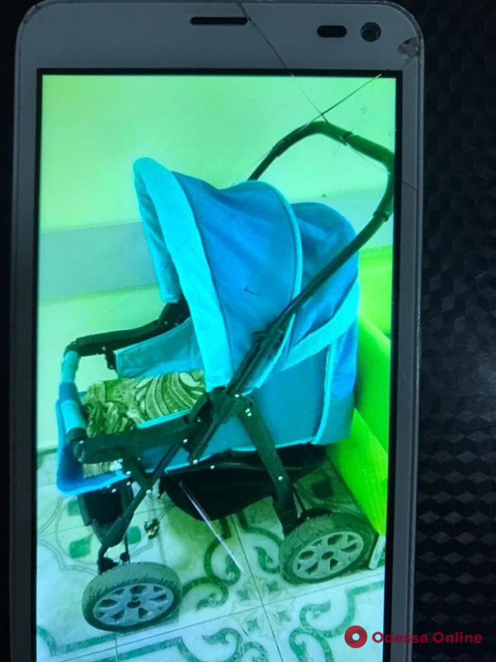 В Одессе украли коляску с младенцем