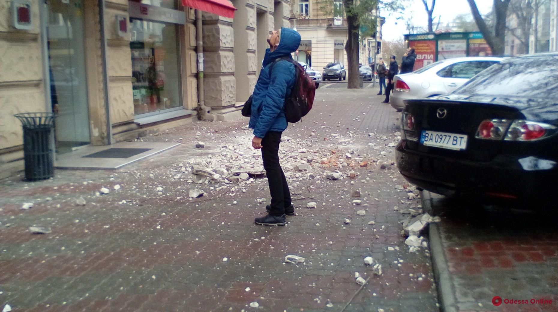 С дома в центре Одессы обвалился кусок лепнины