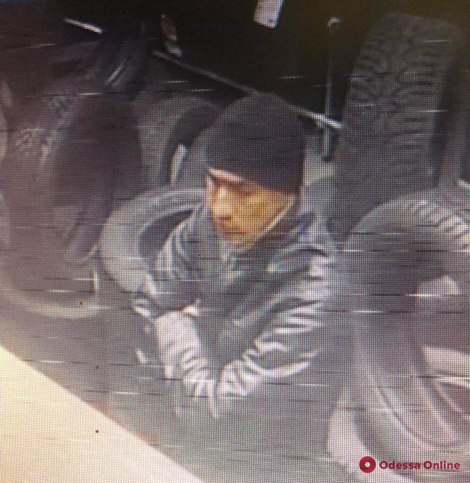 В Одессе двое «покупателей» украли из магазина шины