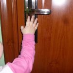 В Черноморске годовалый малыш закрылся в квартире на шестом этаже