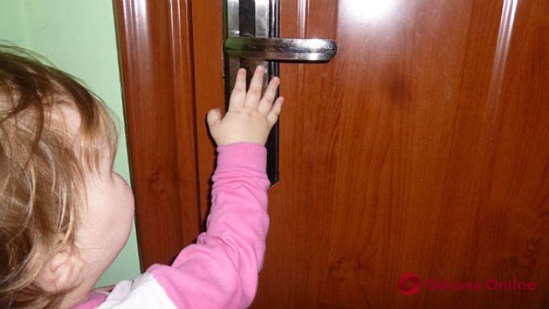 В Черноморске годовалый малыш закрылся в квартире на шестом этаже