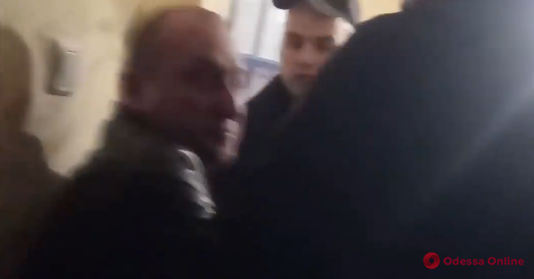 Пьяный одесский следователь на «Лексусе»: появилось видео «общения» в отделе полиции