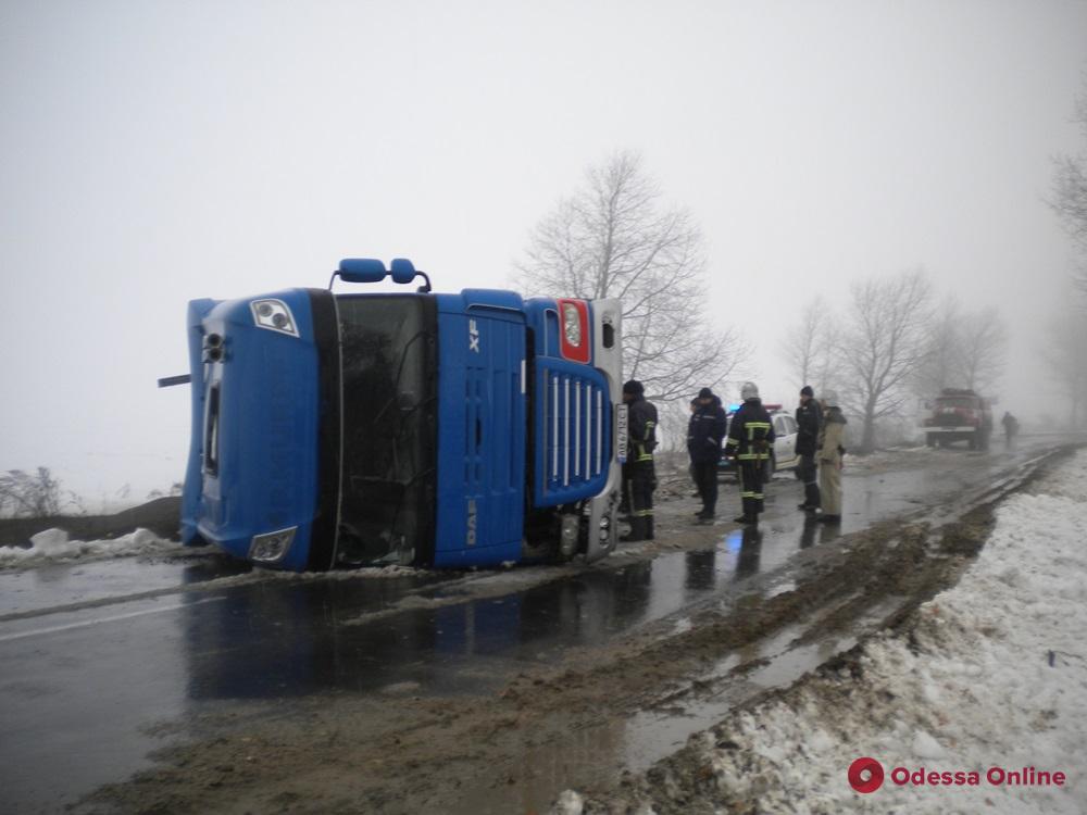 В Одесской области грузовик перевернулся и перекрыл дорогу
