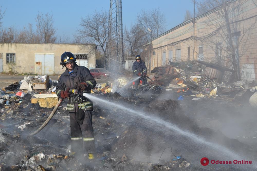 Одесские спасатели рассказали подробности пожара на пункте приема вторсырья