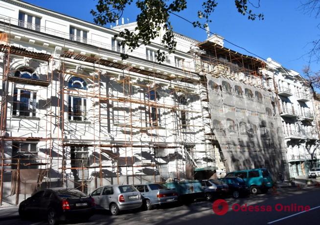 В Одессе ремонтируют фасад здания Украинского театра (фото)