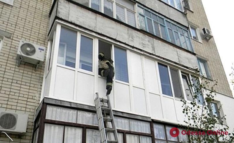 В Одессе спасатели выручали закрытую на балконе женщину