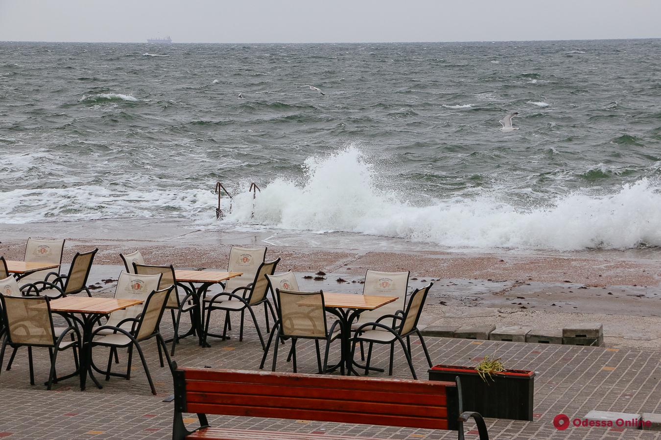 Осенний шторм на одесском пляже (фоторепортаж, видео)