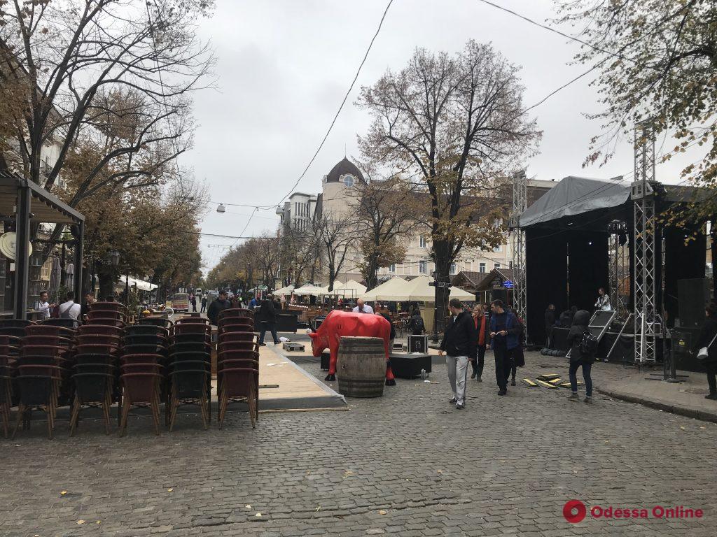 Из-за праздника в ресторане Дерибасовская стала непроходной (фото)