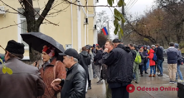Крымские татары пришли поддержать украинских моряков в суд Симферополя (фото, видео)