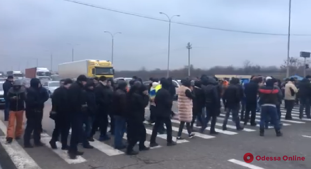 Трассу Киев — Одесса продолжают блокировать «евробляхеры» (видео)