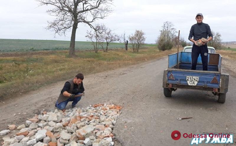 Жители Болградского района засыпают ямы на дорогах строительным мусором (фото)