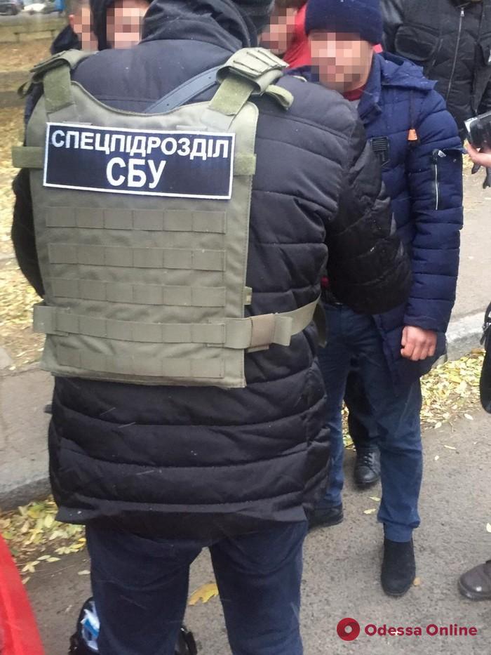 Брал взятки у наркозависимых: в Одессе задержали «опера»