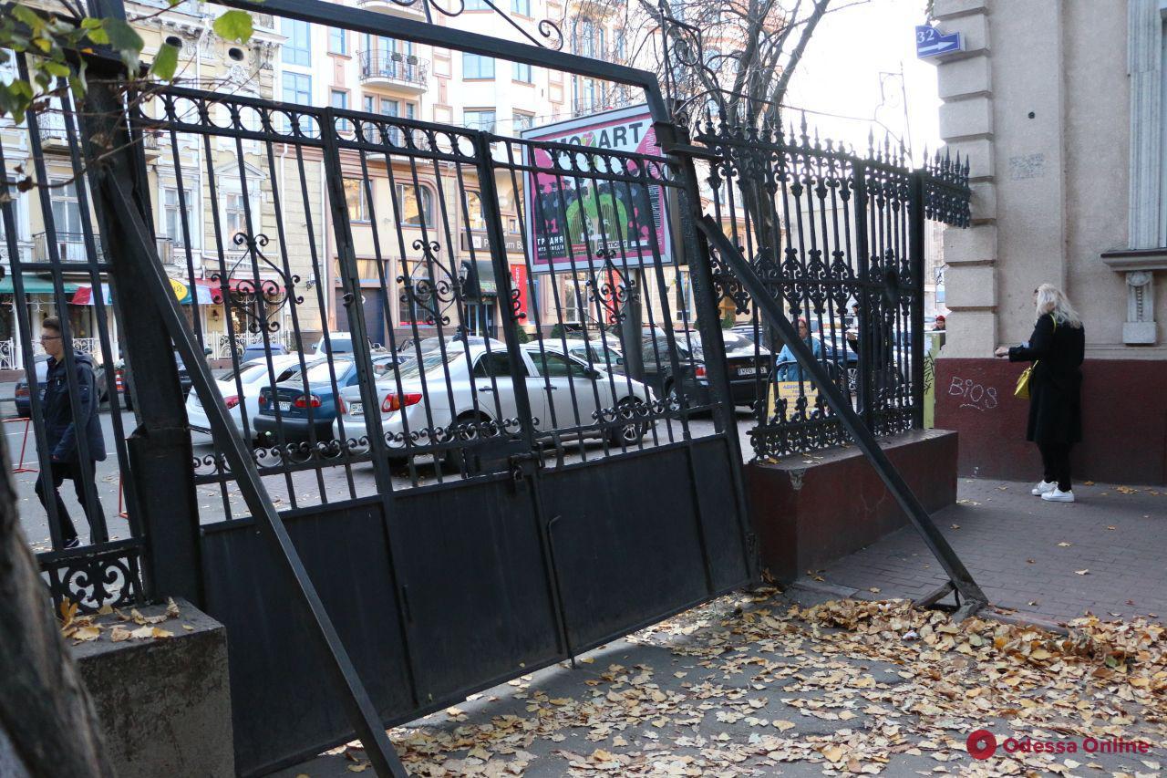 В центре Одессы грузовик врезался в старинные ворота дома-памятника архитектуры (фото)