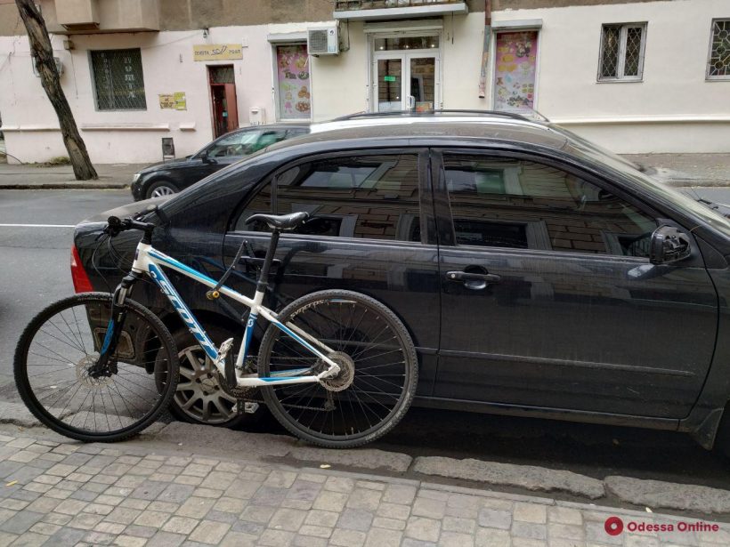 Одесский велосипедист использует в качестве противоугонного средства автомобиль (фотофакт)