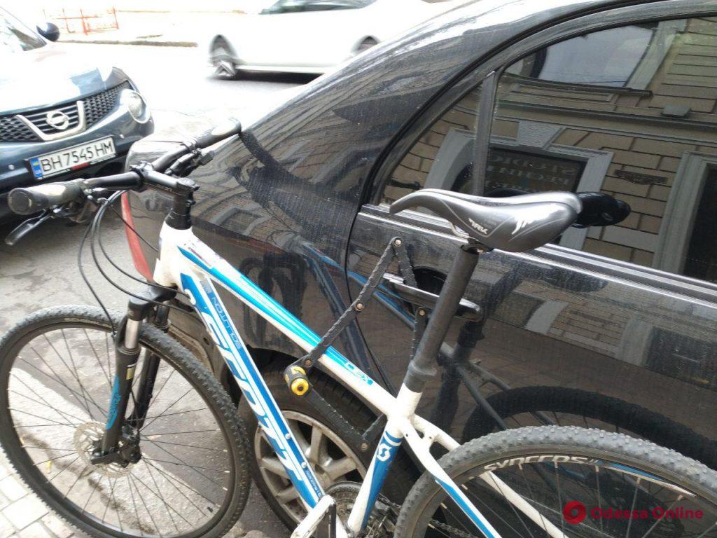 Одесский велосипедист использует в качестве противоугонного средства автомобиль (фотофакт)