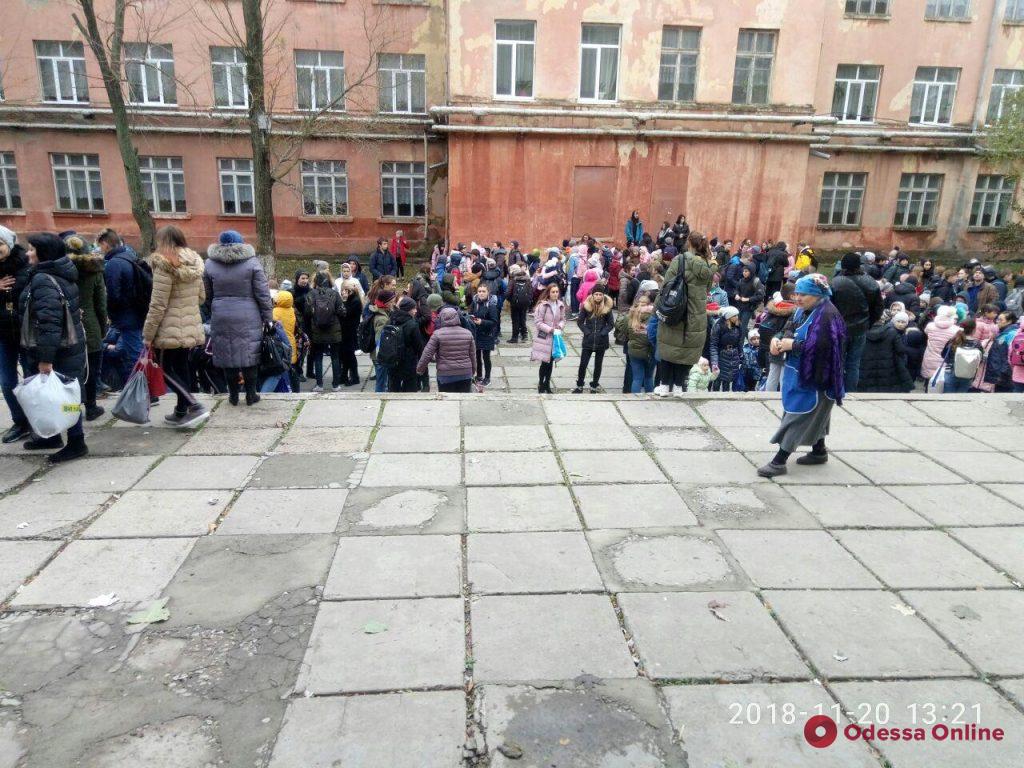 Задымление в одесской школе: детей эвакуировали