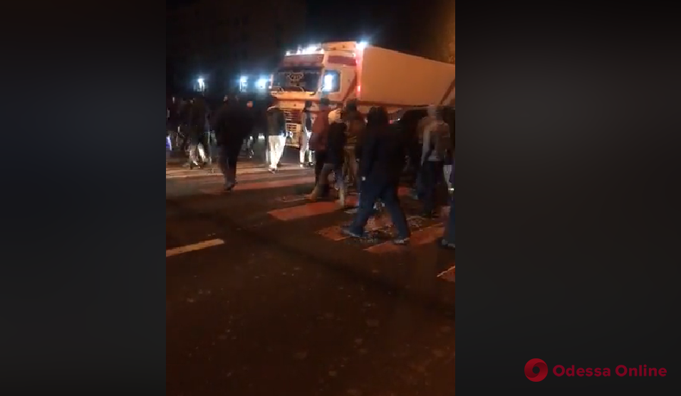Одесса: автомобилисты перекрыли улицу Михаила Грушевского (видео)