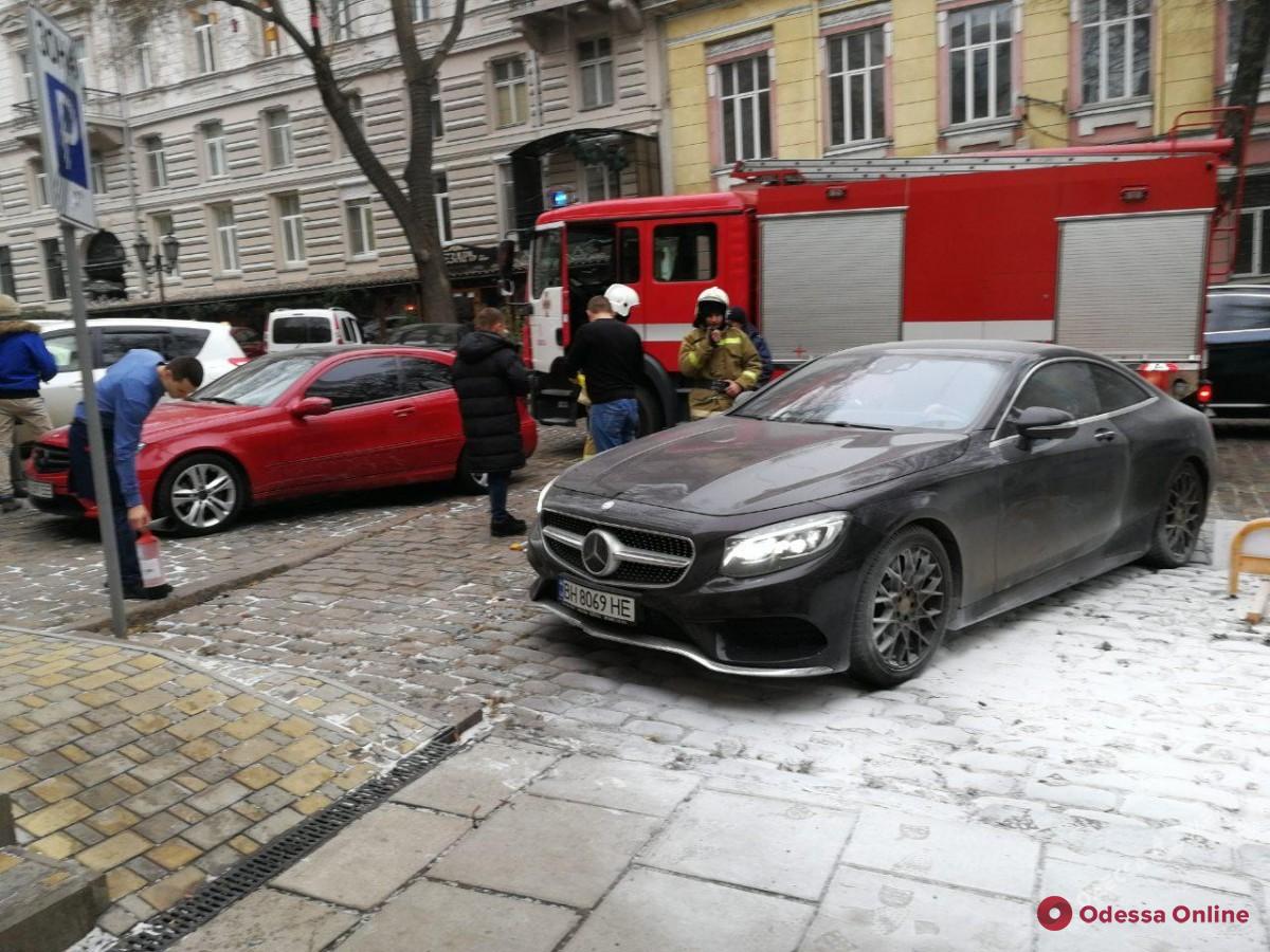 В центре Одессы горел автомобиль (обновлено)