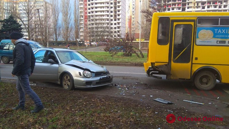 На Таирова маршрутка столкнулась с легковушкой (обновлено)