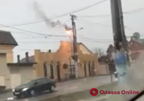 В Одессе произошло короткое замыкание проводов на электроопоре (видео)
