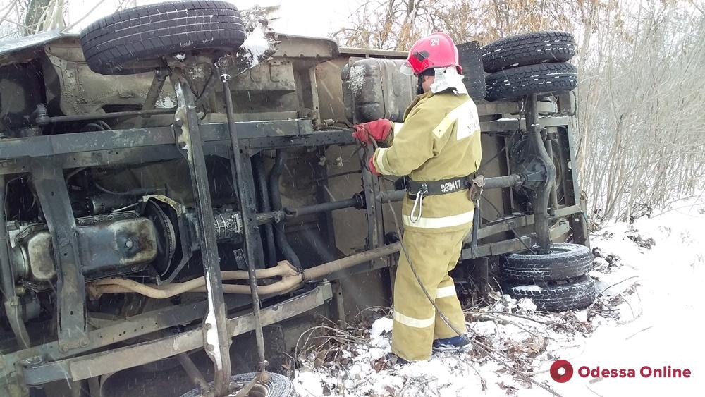 В Одесской области из-за гололеда грузовик слетел в кювет и перевернулся