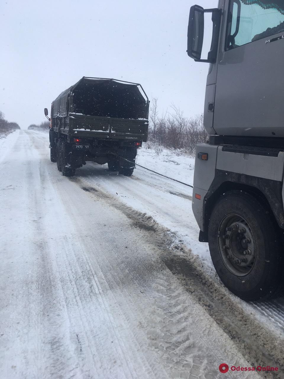 В Одесской области из-за гололеда грузовик слетел в кювет