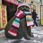 Одесса: кошачьи скульптуры нарядили в теплые вещи (фото)