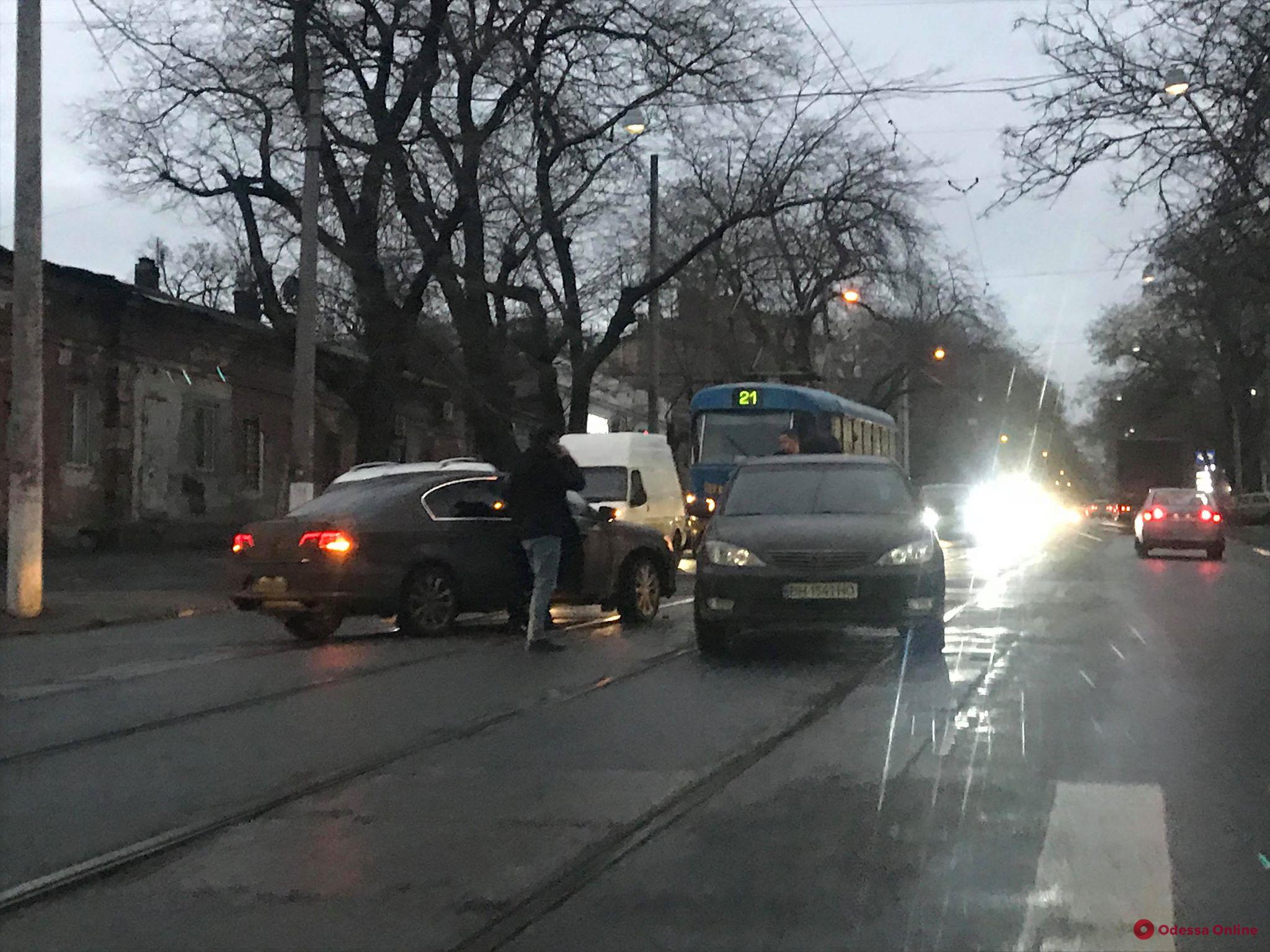 На Дальницкой столкнулись две легковушки