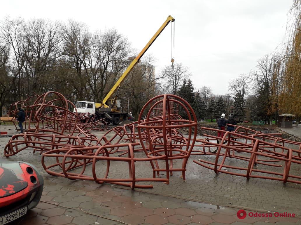Одесса: 17-метровая скульптура «Любовь» зажжется уже на этой неделе