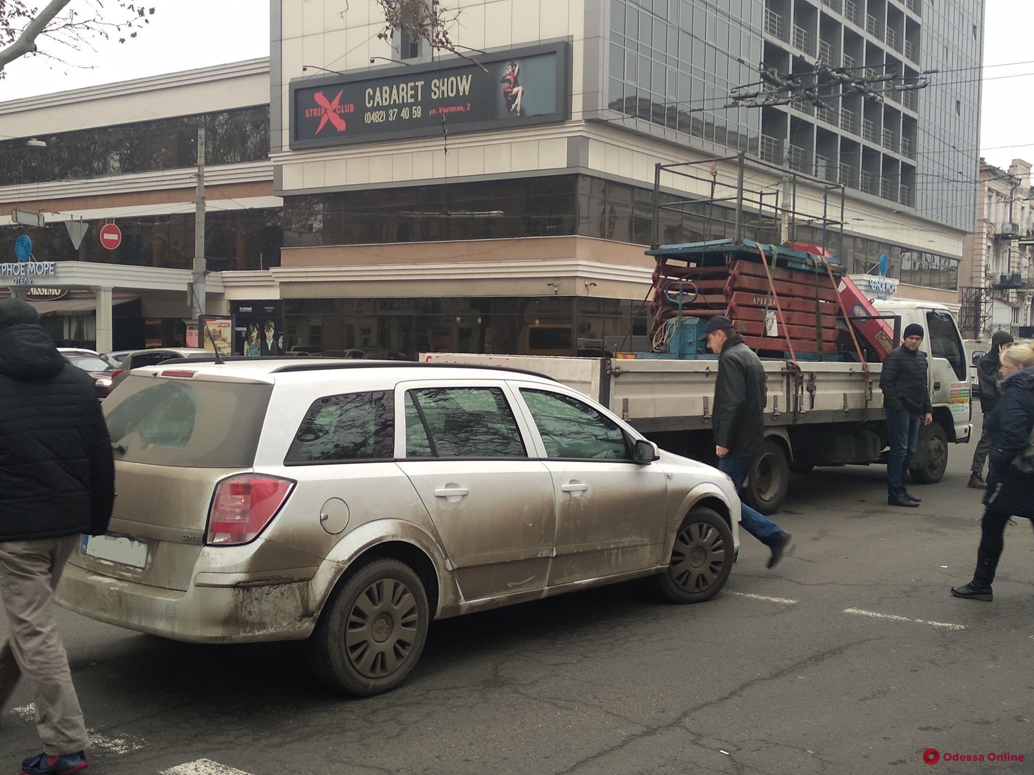 В центре Одессы столкнулись легковушка и грузовичок