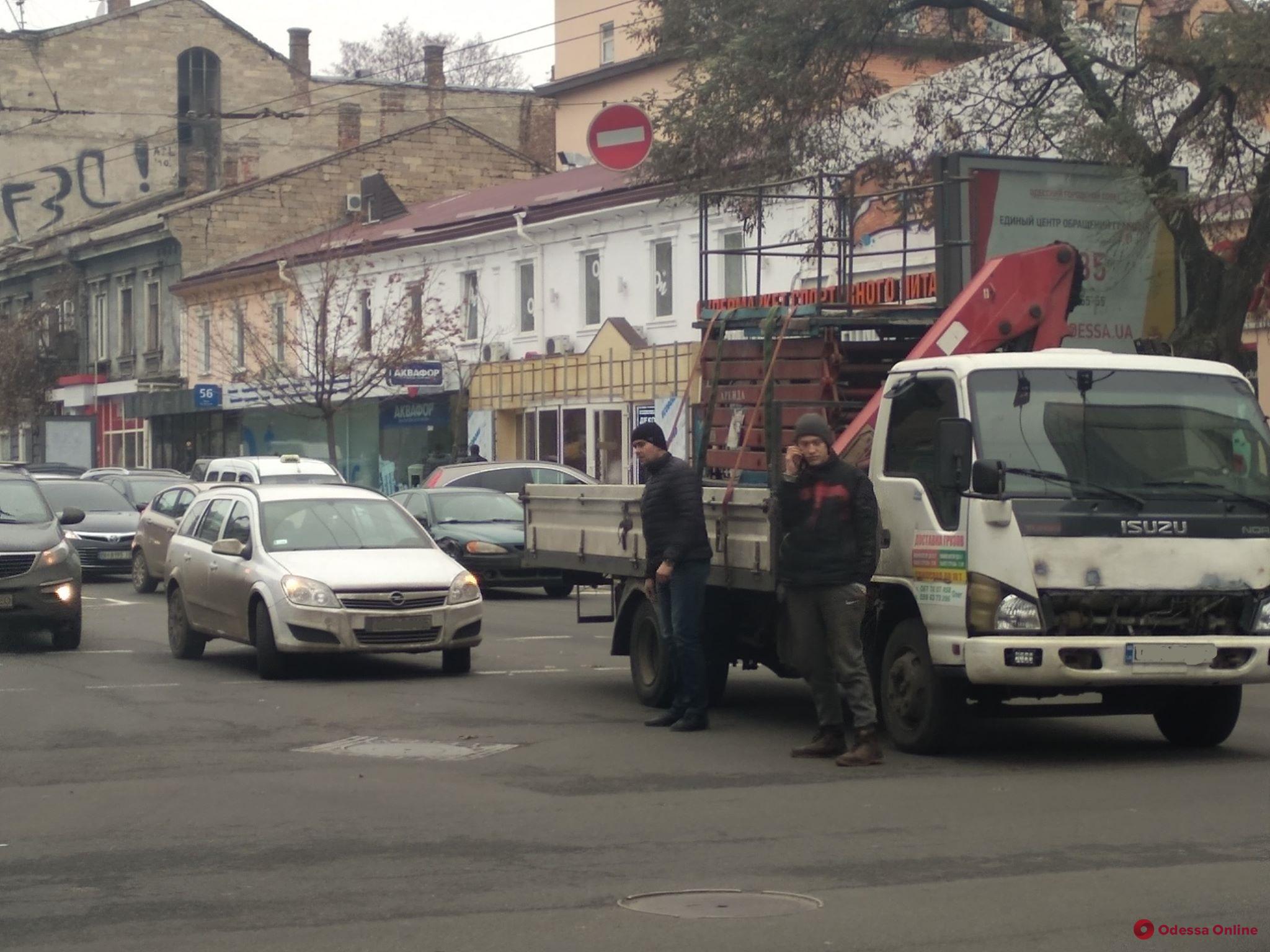 В центре Одессы столкнулись легковушка и грузовичок