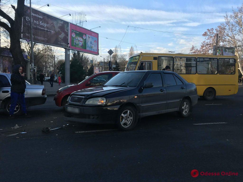 На Фонтанской дороге столкнулись три автомобиля