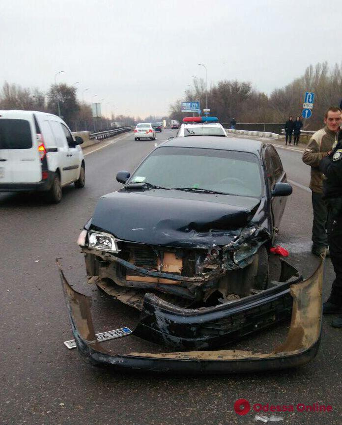 Одесса: на Киевском шоссе пьяный водитель врезался в отбойник