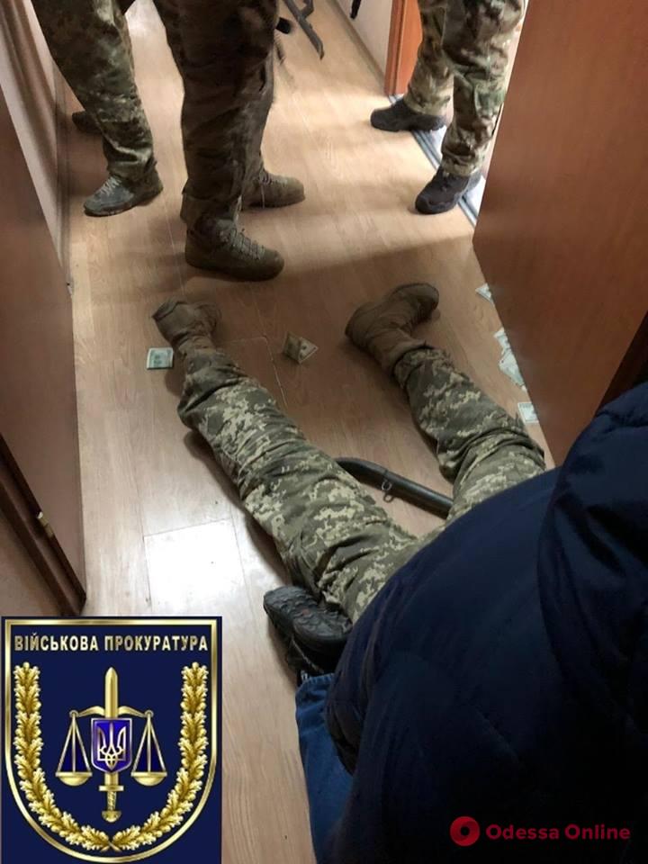 В Южном военком попался на крупной взятке